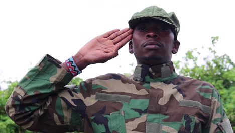 Soldado-Africano-Guerrillero-De-Pie-En-Pose-De-Saludo