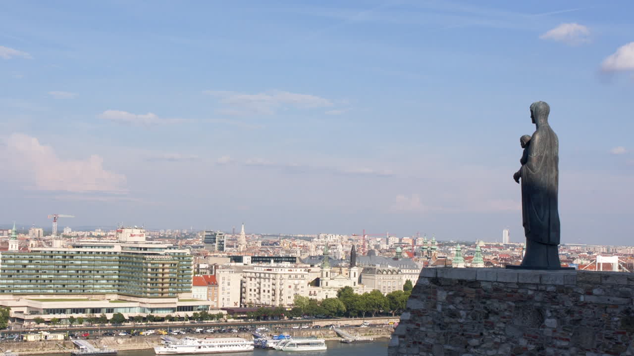 도시와 강의 멋진 전망을 감상할 수 있는 여름의 부다페스트