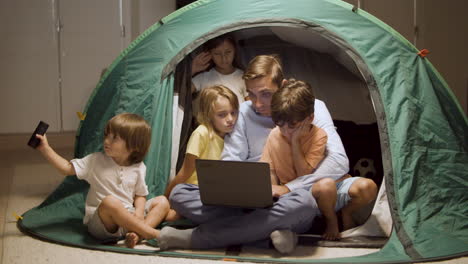 Papá-Enseñando-A-Los-Niños-Con-Linterna-A-Ser-Exploradores