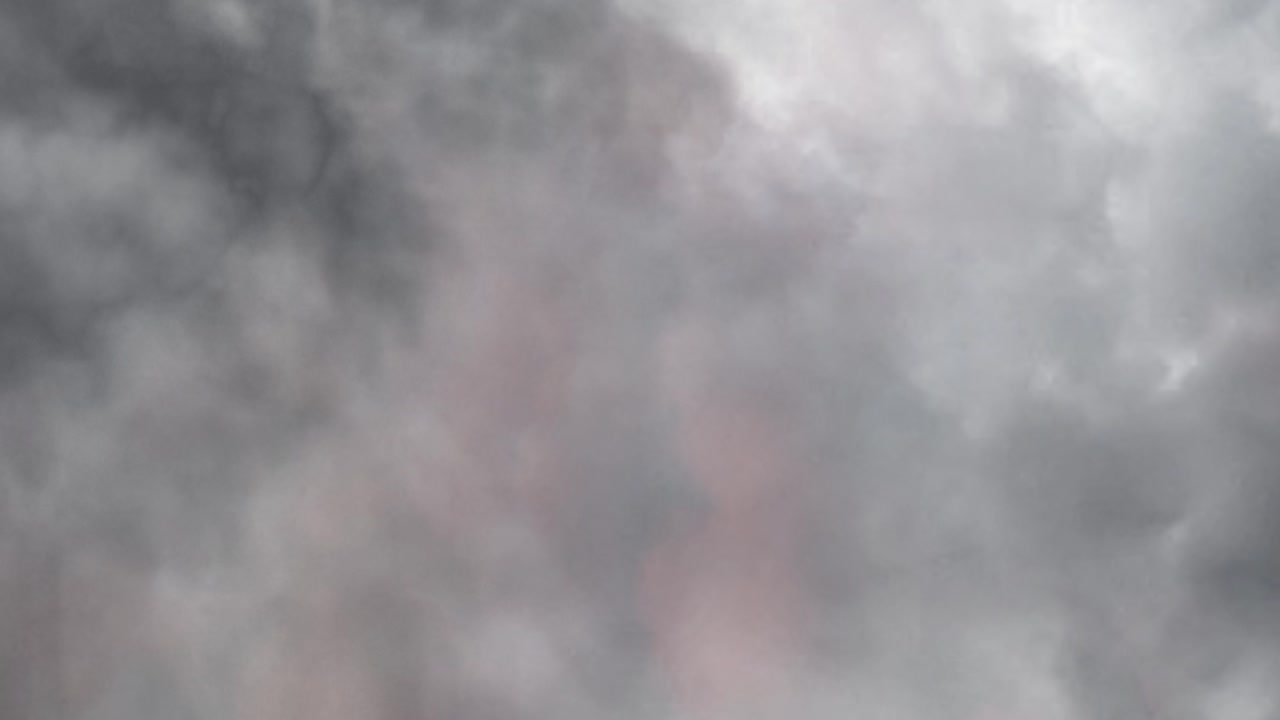 어두운 구름 뒤에 있는 밤하늘의 번개