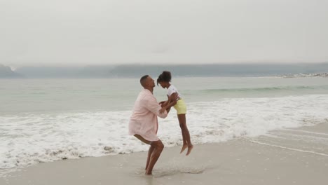 Familia-Disfrutando-Del-Tiempo-Libre-Junto-Al-Mar