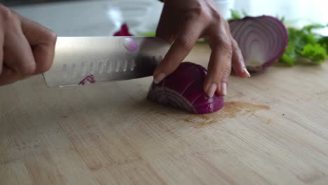 buena foto de cortar cebollas rojas ingredientes especiales para cocinar una comida dos latas de frijoles arroz plátano aguacate cebolla roja y cilantro