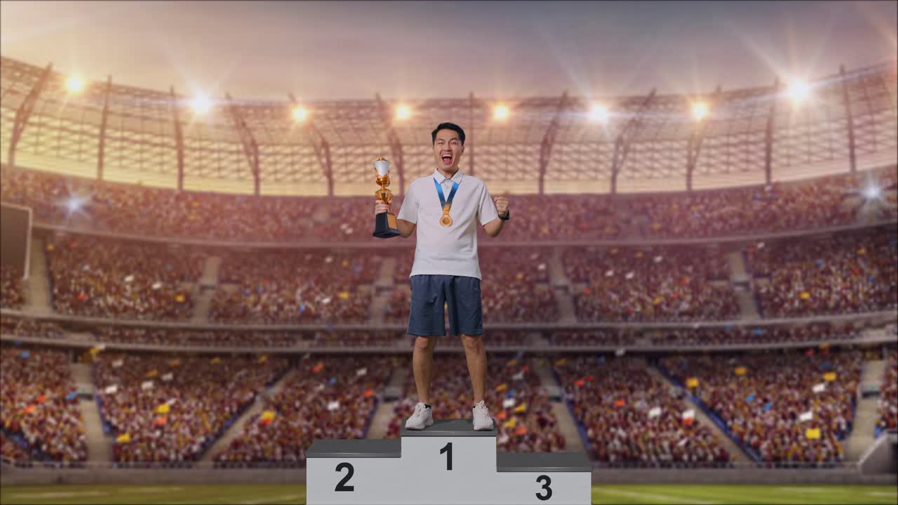 hombre ganando un trofeo en un podio en un estadio