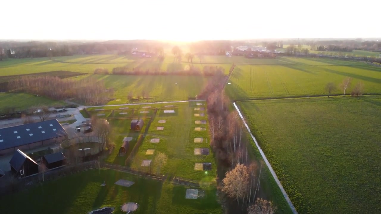 Auto Alfa Romeo che percorre una strada secondaria sotto un drone con panorami mozzafiato