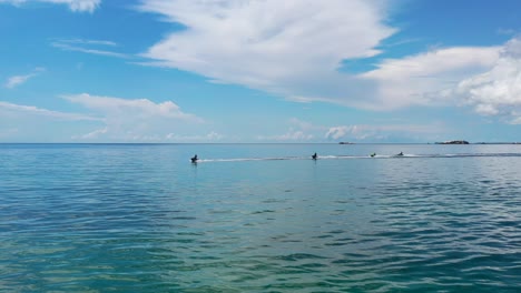 belitung 인도네시아에서 화창한 여름날 열 대 푸른 물에서 제트 스키를 타고 관광객의 공중