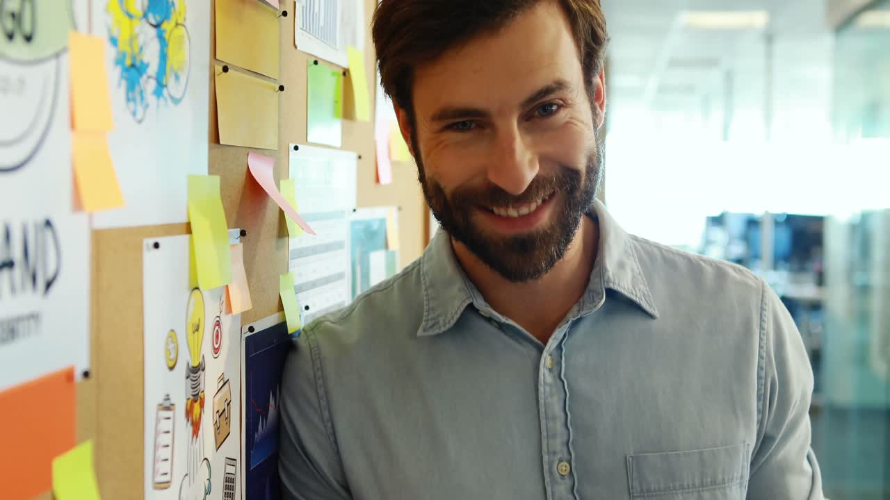 ejecutivo masculino usando tableta digital cerca del tablero de anuncios