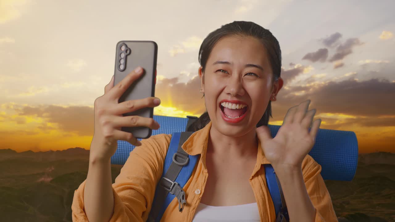 un viajero feliz tomando una selfie al atardecer.