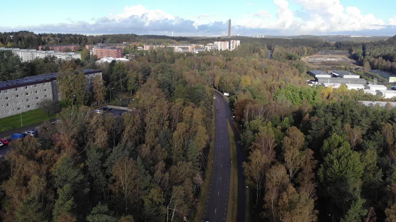 drone descendiendo sobre la carretera entre las zonas boscosas, gotemburgo, suecia