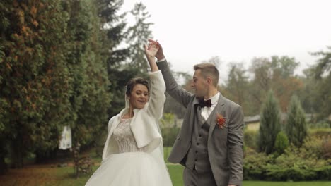 Encantadores-Recién-Casados-Novia-Caucásica-Novio-Caminando-En-El-Parque,-Tomados-De-La-Mano,-Pareja-De-Novios-Familia