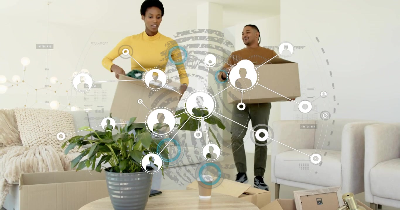 Couple entrant à la maison avec des cartons, activant une superposition de réalité augmentée stimulant les nœuds du réseau et présentant la technologie
