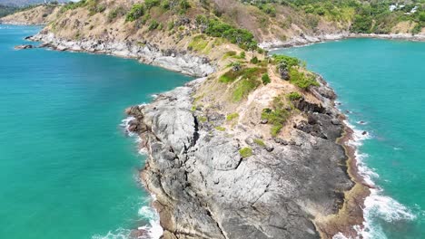 vista aérea de un acantilado costero en tailandia