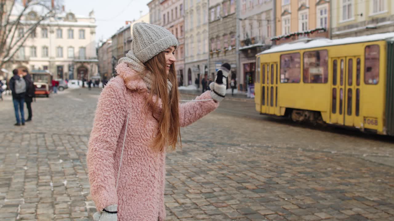 dos jóvenes mujeres turistas sonrientes que se reúnen después de una larga separación, familia o hermanas lgbt lesbianas