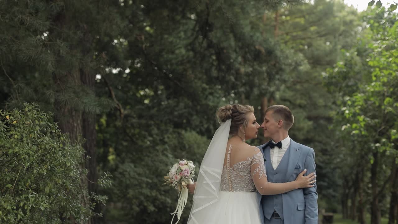 recién casados. novio caucásico con la novia en el parque. pareja de bodas. familia feliz