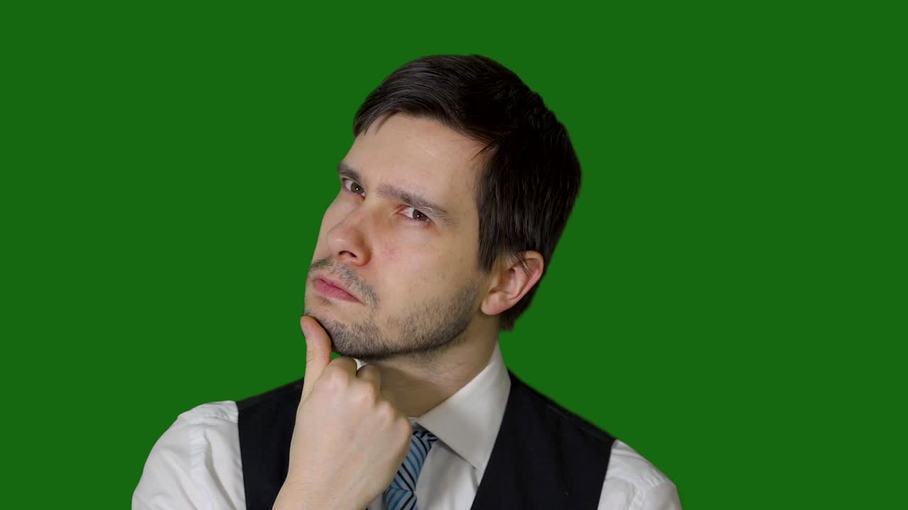 el joven está pensando y tiene una idea sobre el fondo de la llave de croma.