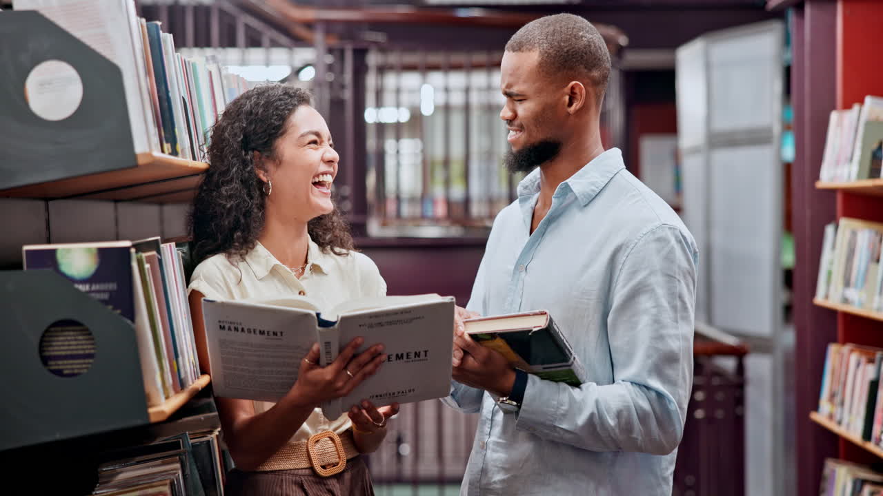 estudiantes que colaboran en una biblioteca