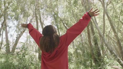 Feliz-Mujer-Afroamericana-Ampliando-Los-Brazos-En-El-Bosque,-Cámara-Lenta