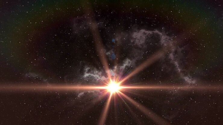 Punto di luce arancione brillante che si muove su nebulosa bianca nel cielo notturno