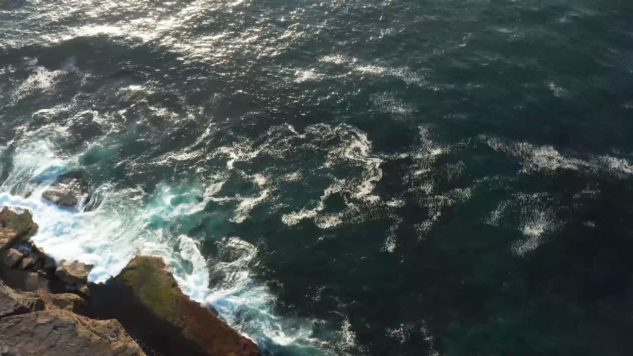 Scene di texture di spiaggia e roccia nei dintorni di Sydney, Australia.
