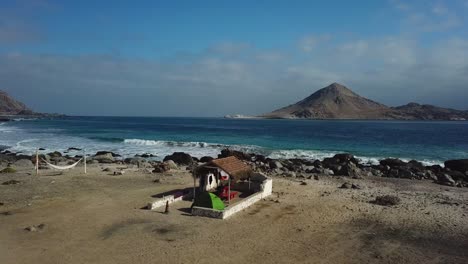 Campingplatz-Und-Ein-Zelt-Am-Strand