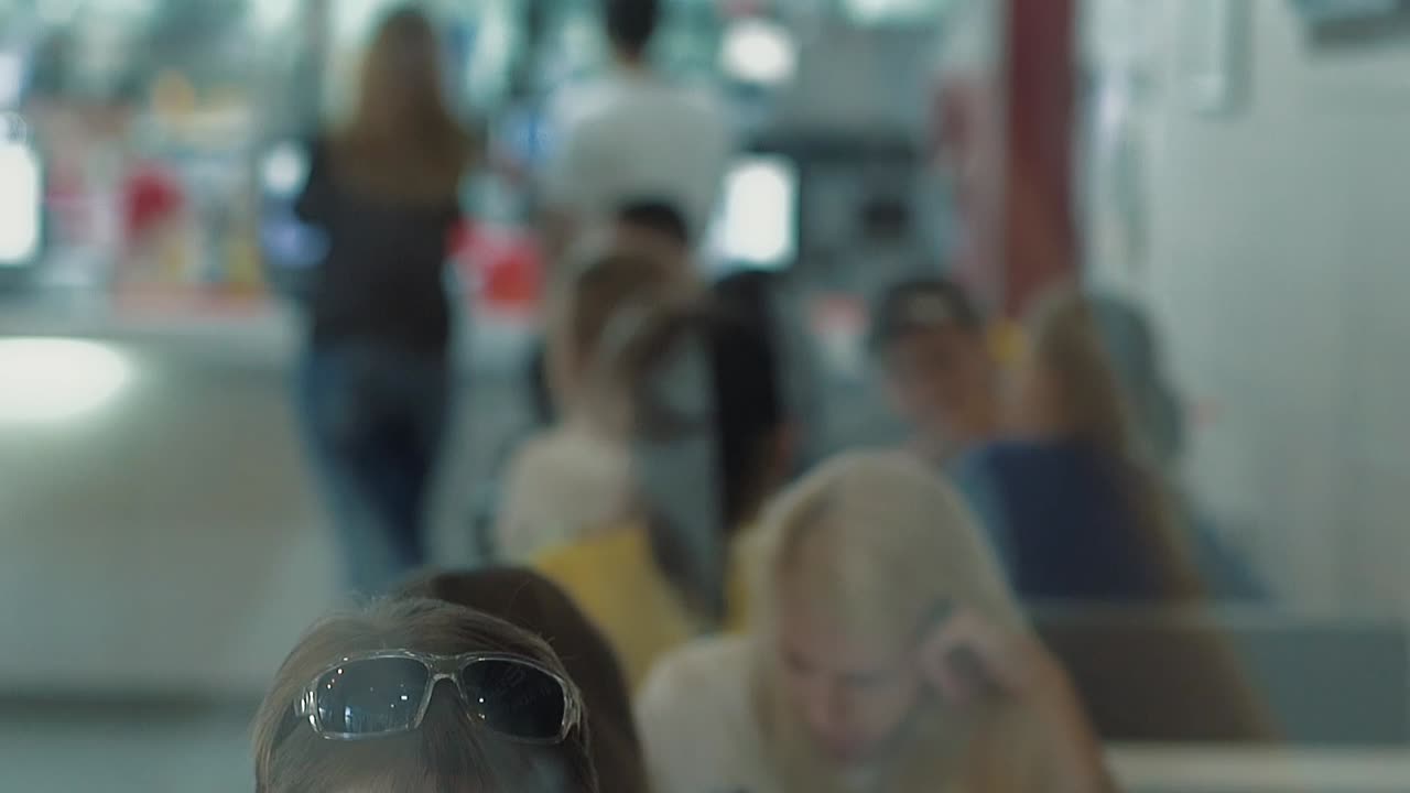 사람들은 카페에 앉아서 얘기를 하고 있습니다.