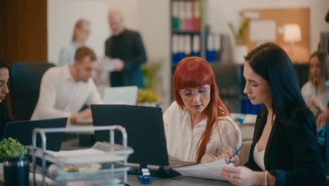 Kollegen-Beim-Brainstorming-Am-Schreibtisch-Im-Büro.