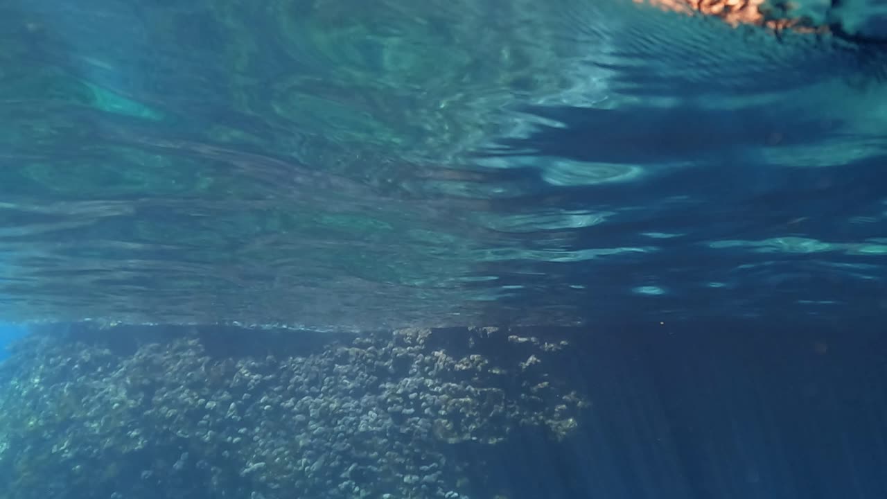 impresionante paisaje de cuevas de piedra caliza medio subacuática con agua de océano azul profundo