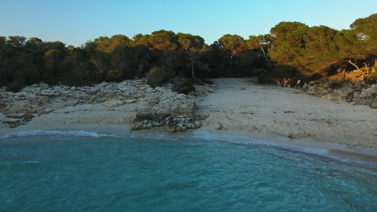 Cala isolata lungo la costa di Minorca, Spagna, al tramonto.