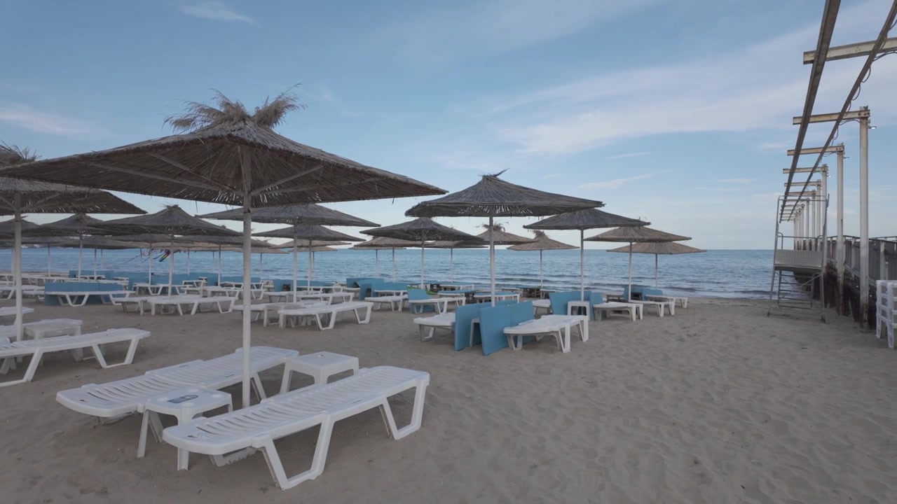 Video 4K di una bellissima spiaggia con ombrelloni e lettini vicino al Mar Nero in Bulgaria