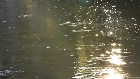 Cámara-Lenta-De-Luz-Que-Refleja-El-Río-Sobre-El-Agua-Herault-Francia