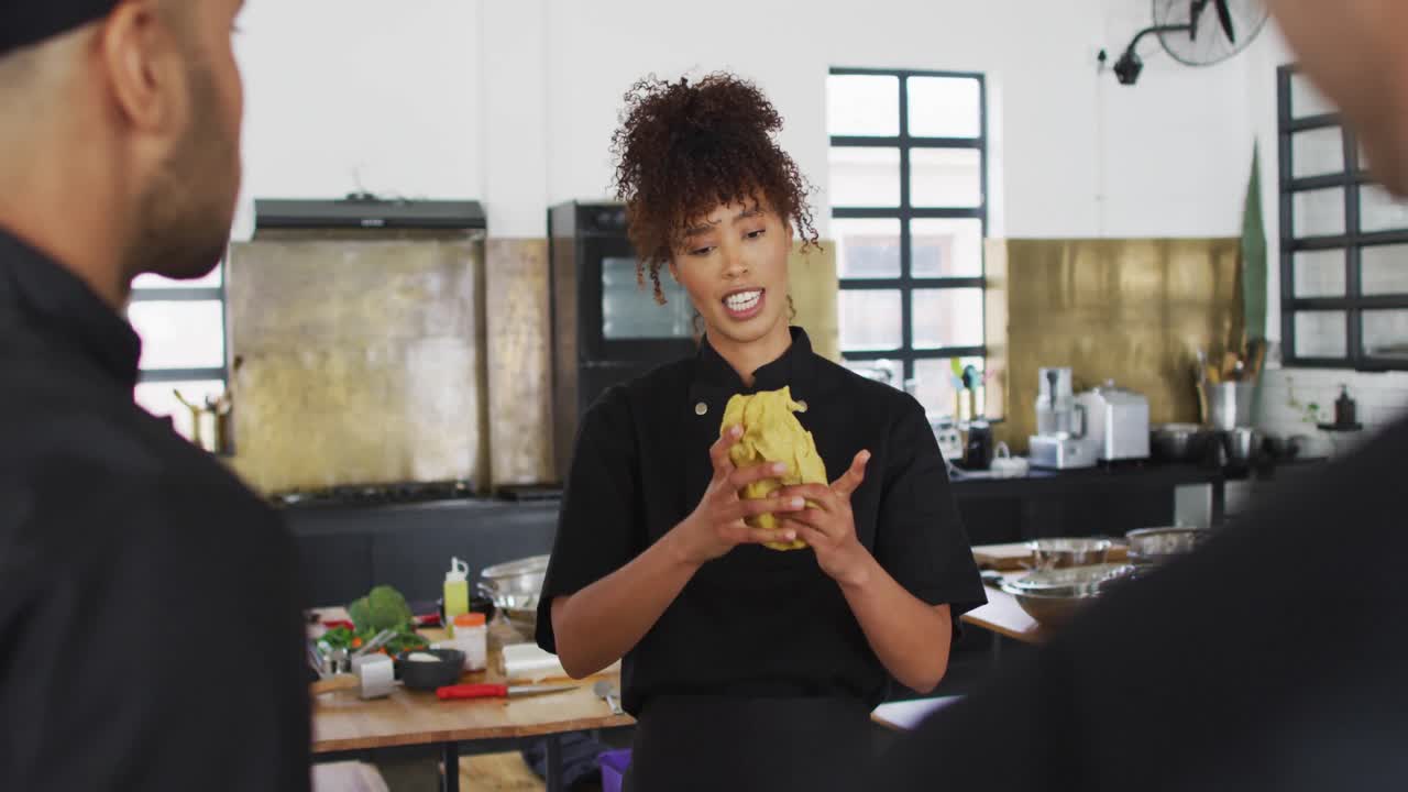 주방 에서 일 하는 다양한 요리사 들 의 그룹