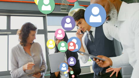 iconos de interfaz de medios sociales contra personas que trabajan en una oficina