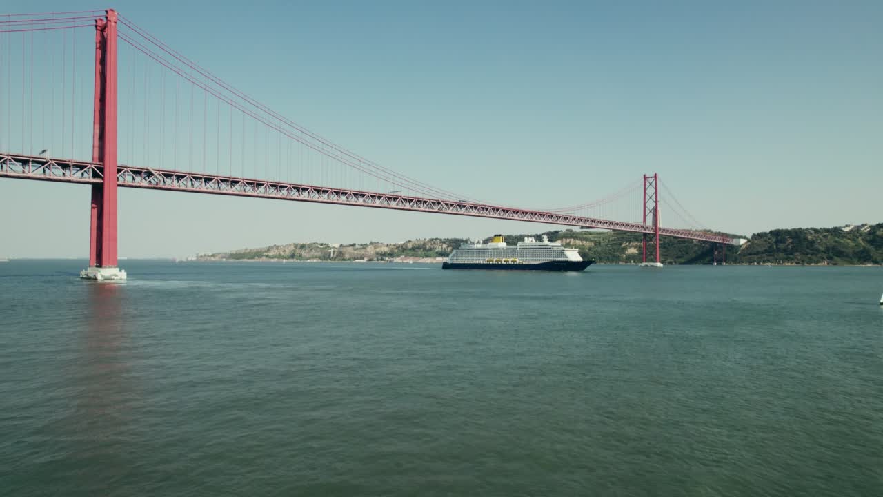 리스본의 ponte 25 d'aprile 다리 에 있는 크루즈 선박.