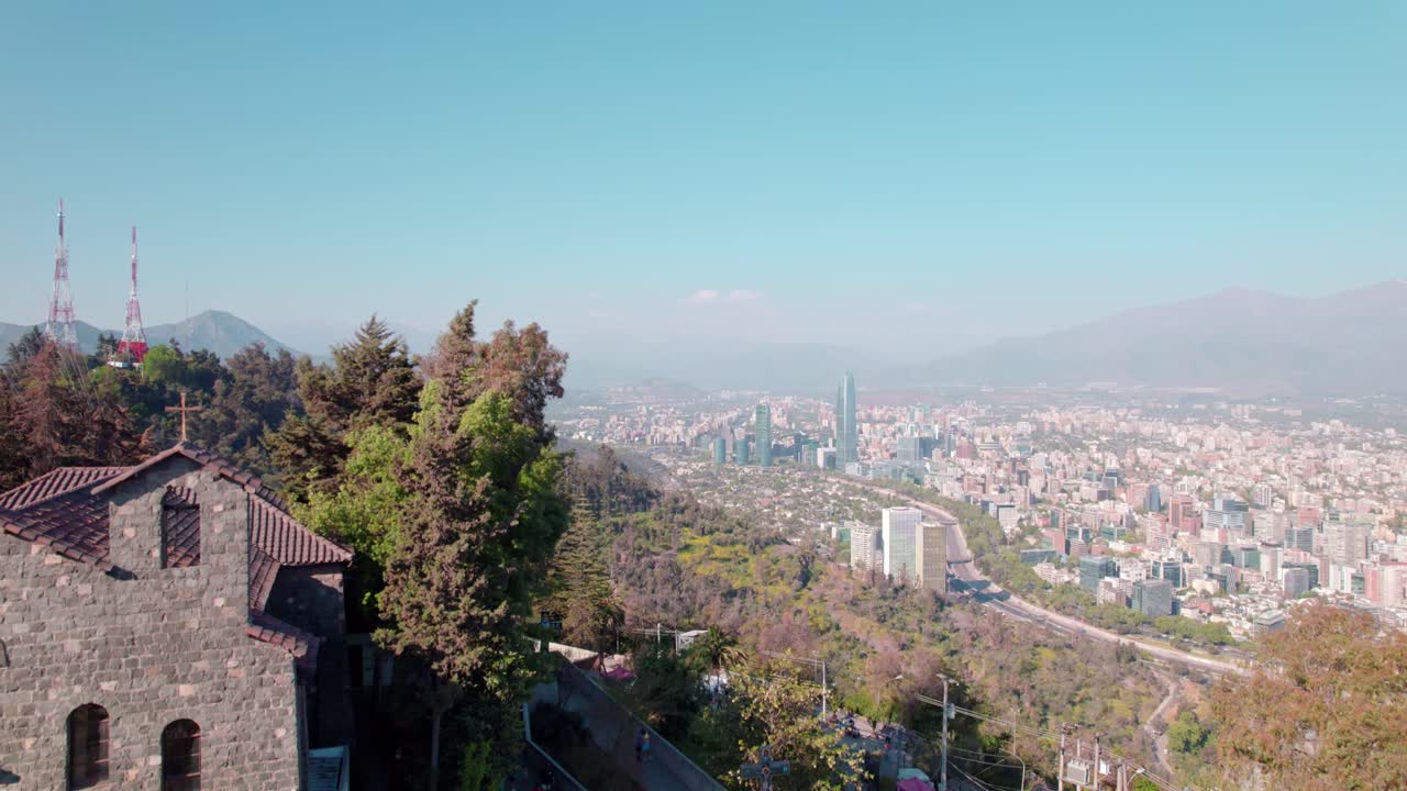 vista panorámica de santiago desde la cima de la colina de san cristobal y el parque metropolitano verde, chile - antena hacia arriba