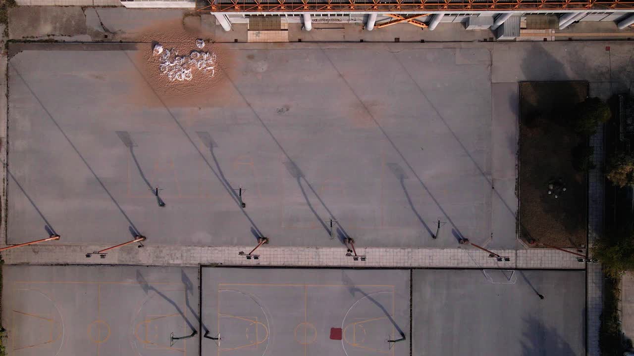 clip de drone aéreo de 4k sobre una cancha de baloncesto en un complejo deportivo en tesalónica, grecia