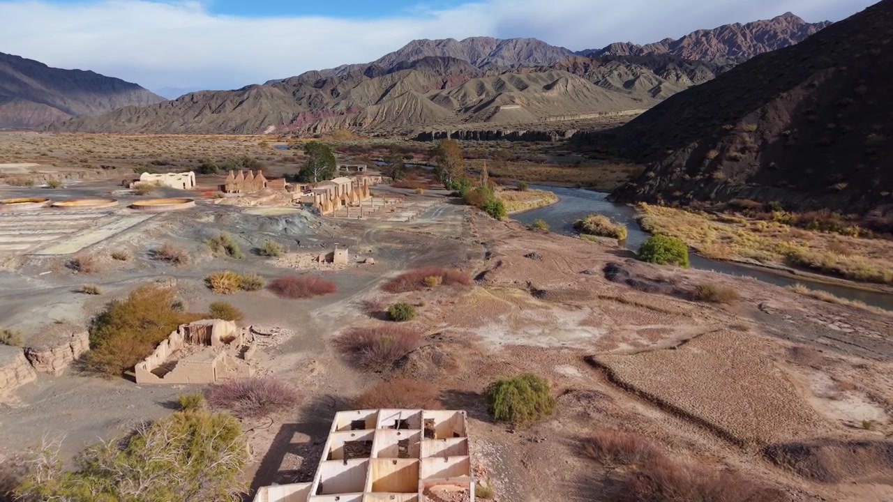 Drone dolly, Alüminyum Sülfat Fabrikası Harabeleri, Kurak Manzara, Calingasta Arjantin, Dağ Fonu.