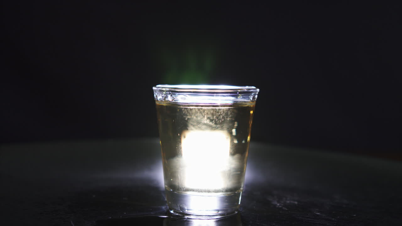 silueta de un vaso lleno de whisky