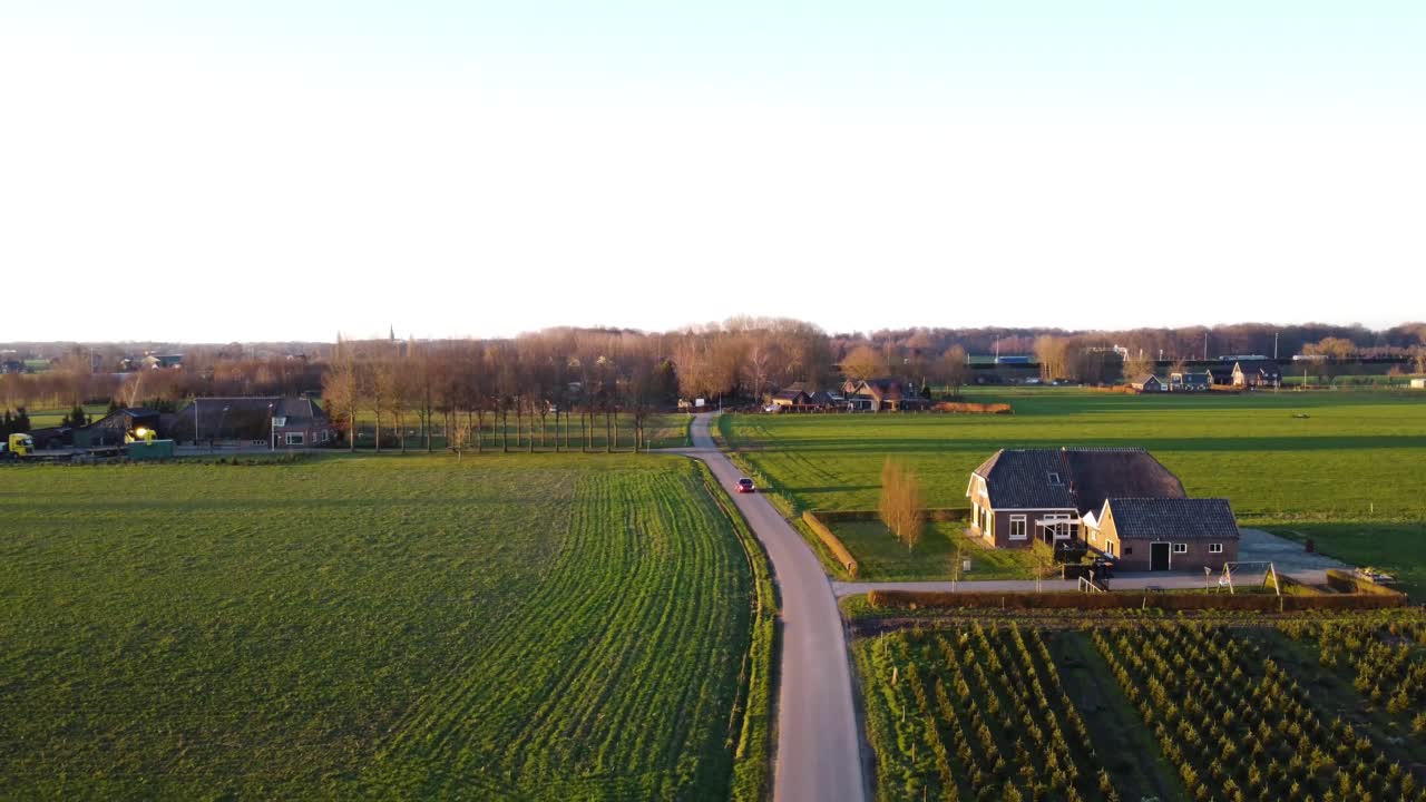 시골 길을 운전하는 자동차 알파 로미오