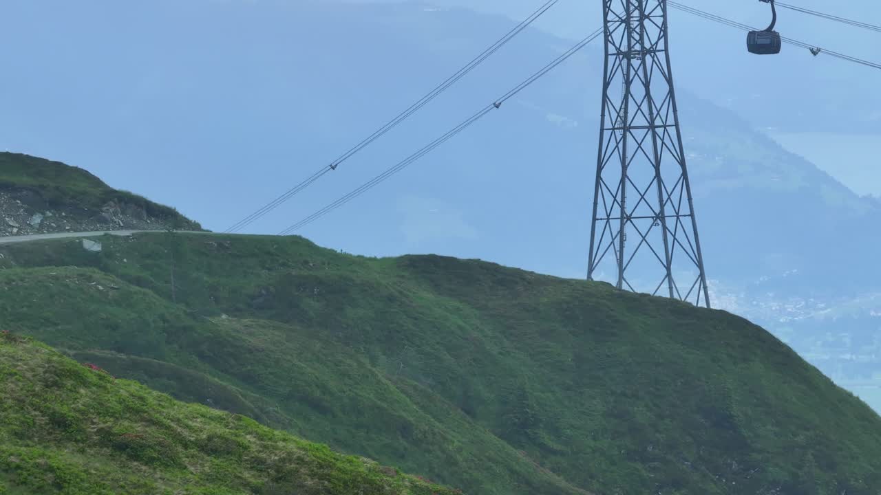 산기 ?? 을 올라가서 내려오는 승객 을 운반 하는 케이블카, 공중