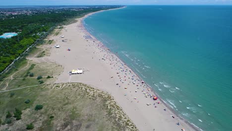 włochy, plaża morza adriatyckiego, odpoczynek na morzu w pobliżu wenecji, loty dronów fpv.