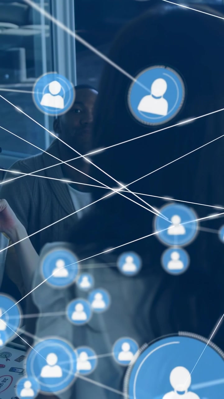 Donna di spalle, con un'icona blu che appare sopra di lei, nodi che si collegano, una rete che copre il team, mostrando tecnologia.
