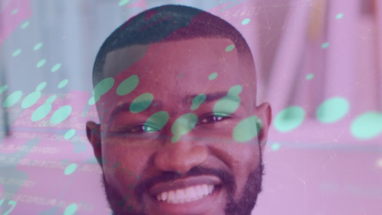 animación del procesamiento de datos sobre un hombre afroamericano sonriendo