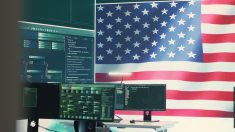 una oficina vacía de alta tecnología con una gran pantalla que muestra una bandera estadounidense,