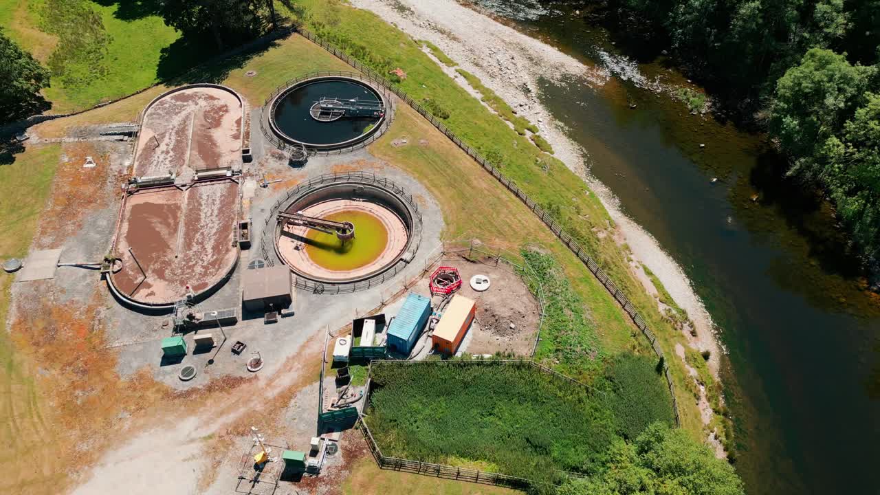 요크셔 데일스 국립공원의 강둑에 있는 정수장