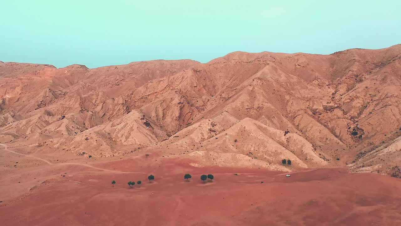 4k 드론 영상, 모래 파동과 함께 멜리하 사막의 화석 암석의 공중 시각, 아랍에미리트의 모래 언덕의 지질 풍경, 드론 비디오