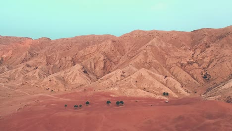 imágenes de drones en 4k, vista aérea de rocas fósiles en el desierto de meliha con ondas de arena, paisaje geológico de dunas de arena desierto en los emiratos árabes unidos, videos de drones