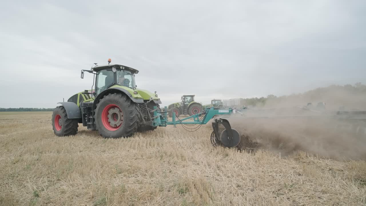 전시회에서 농업 기계의 시연. 트랙터는 현장에서 작동하여 그들의 능력과 성능을 전시합니다.