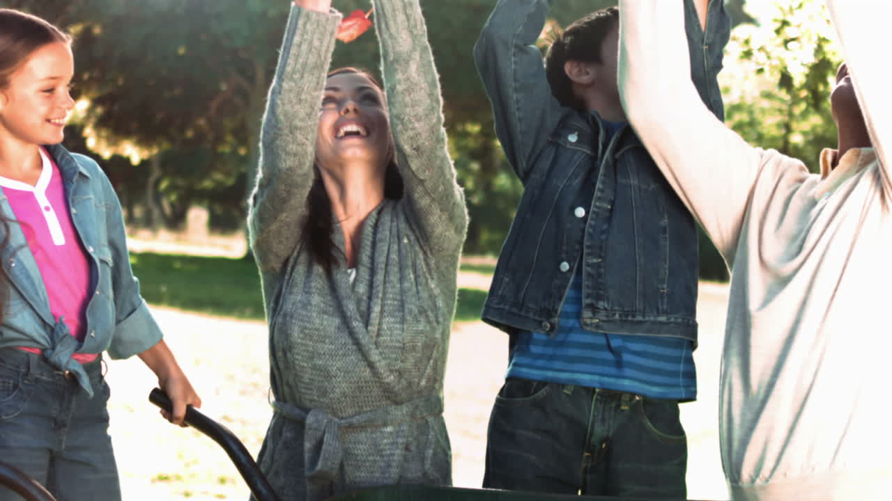 семья бросает листья в замедленном движении