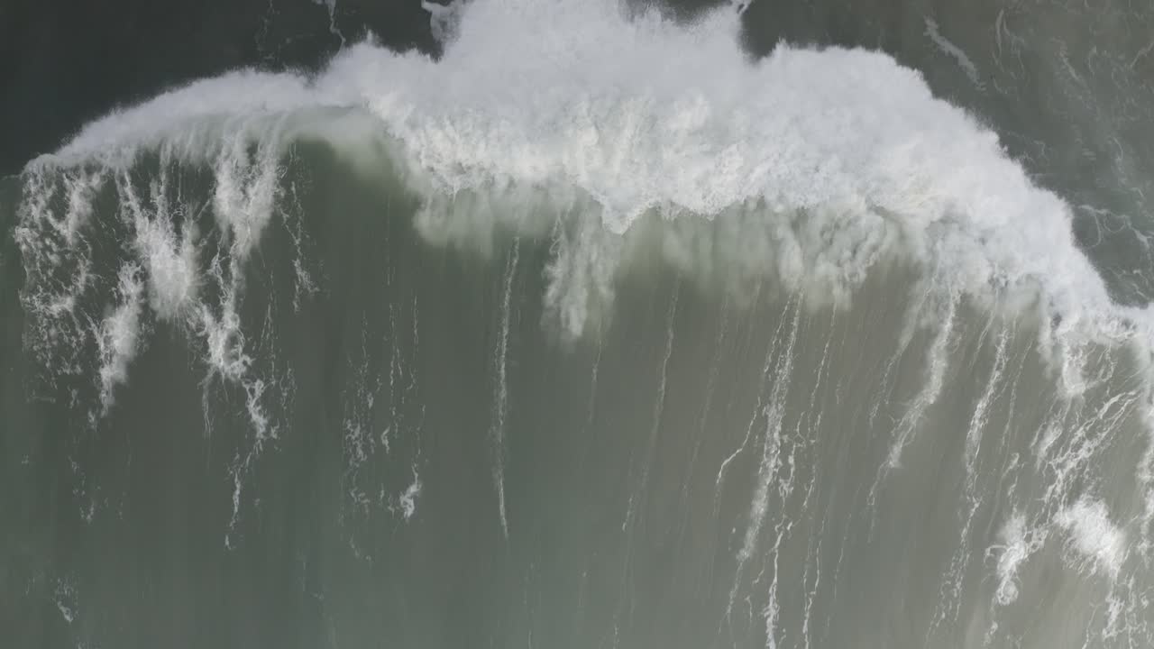 las poderosas olas del océano