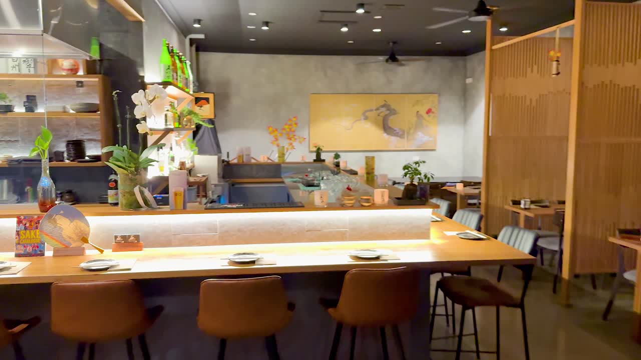 전통적인 장식 요소를 가진 우아한 식당 공간