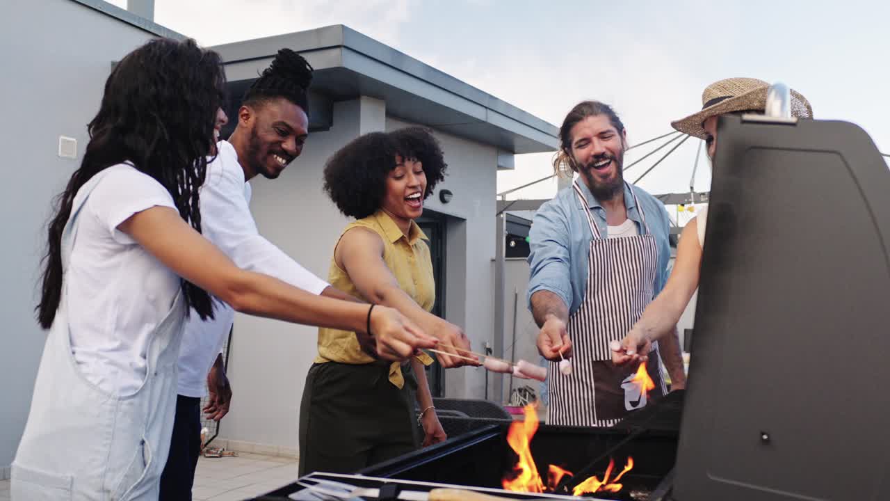 Amici che cucinano salsicce sul barbecue